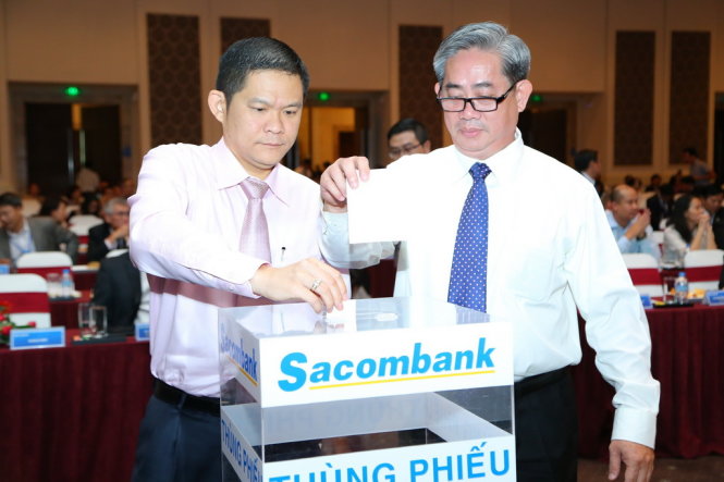 Cổ đông bỏ phiếu thông qua phương án sáp nhập tại Đại hội cổ đông bất thường Sacombank