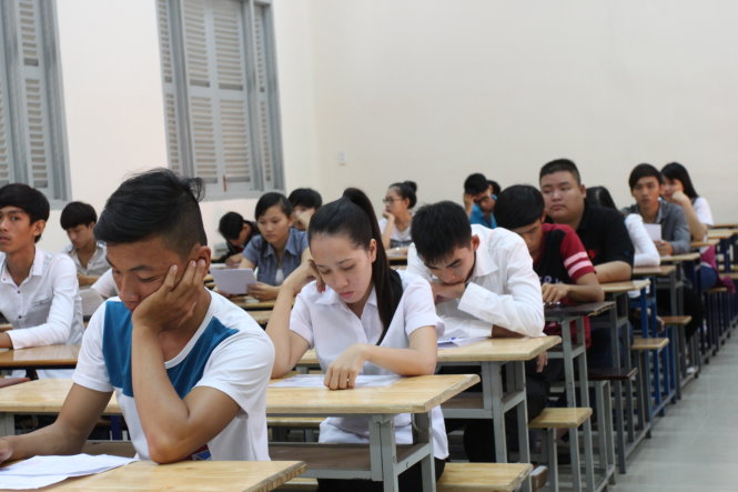 Thí sinh dự thi THPT quốc gia 2015 tại Trường ĐH Sài Gòn. Ảnh – Minh Giảng
