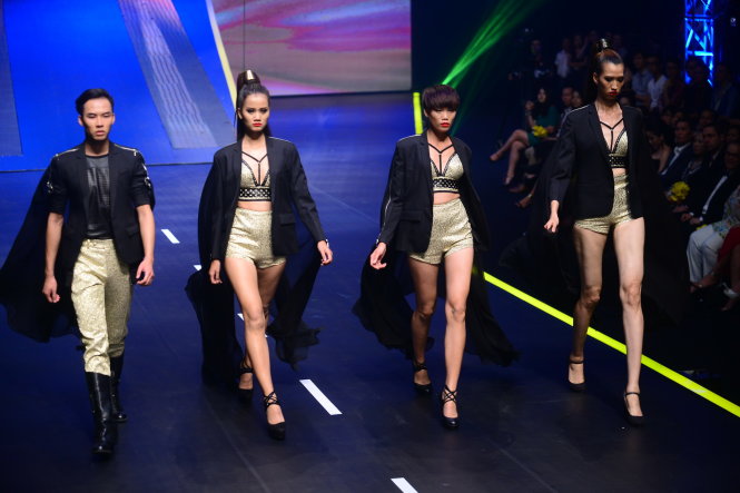 Top 4 thí sinh trong phần thi catwalk trong đêm chung kết Vietnam’s Next Top Model 2015 tối 11-10 - Ảnh: Quang Định