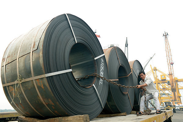 Nhập khẩu thép Trung Quốc tại cảng Bến Nghé, TP.HCM - Ảnh: Quang Định