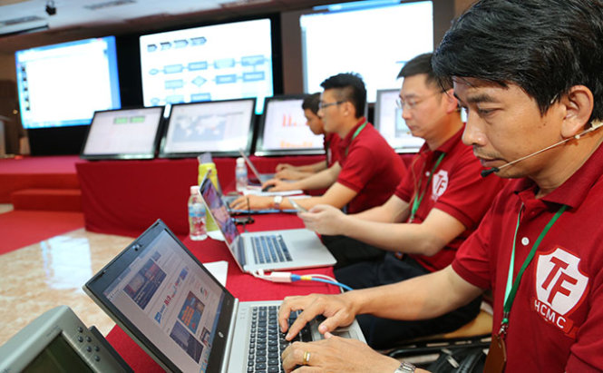 Đội phòng thủ ngăn chặn sự xâm nhập hệ thống máy chủ của đội tấn công tại buổi diễn tập bảo vệ hệ thống thông tin TP.HCM năm 2015 - Ảnh: Như Hùng