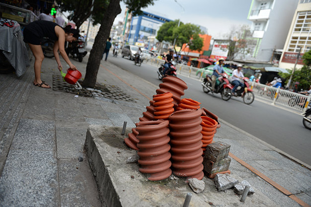 Những bó dây lởm chởm trên đường Hậu Giang, Q.6 - Ảnh: T.Tùng