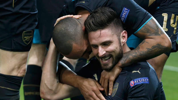 Các cầu thủ Arsenal ăn mừng bàn thắng thứ hai của Giroud vào lưới Olimpiakos - Ảnh: Reuters
