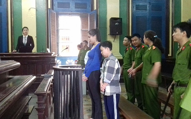 Tâm (ngoài) và Lượm nghe tuyên án.