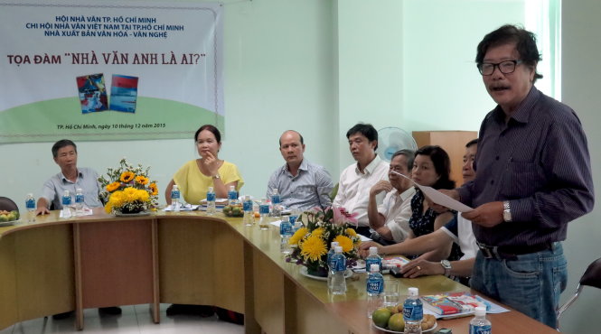 Nhà văn Hoàng Đình Quang (bìa phải) đang trình bày về quan niệm học nghề trong văn chương - Ảnh: L.Điền