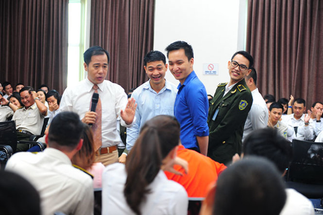 PGS.TS Huỳnh Văn Sơn (đeo cà vạt) trong lớp tập huấn cho cán bộ, nhân viên sân bay - Ảnh: L.N.