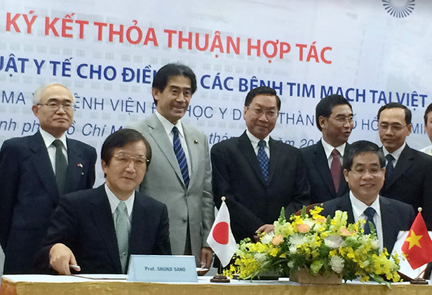 GS Shunji Sano - phó giám đốc bệnh viện Đại học Okayama, Nhật Bản và PGS Nguyễn Hoàng Bắc - phó hiệu trưởng Đại học Y Dược TP.HCM, giám đốc Bệnh viện Đại học Y Dược TP.HCM ký kết thỏa thuận hợp tác - Ảnh: L.TH.H