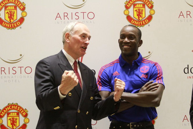 Cựu danh thủ M.U Dwight Yorke (phải) tại buổi lễ ký thỏa thuận hợp tác kinh doanh giữa M.U với Tập đoàn Donaco. Ảnh: Đăng Huỳnh