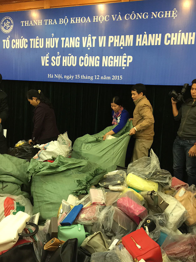 Hàng ngàn sản phẩm thời trang nhái nhãn hiệu bị tịch thu