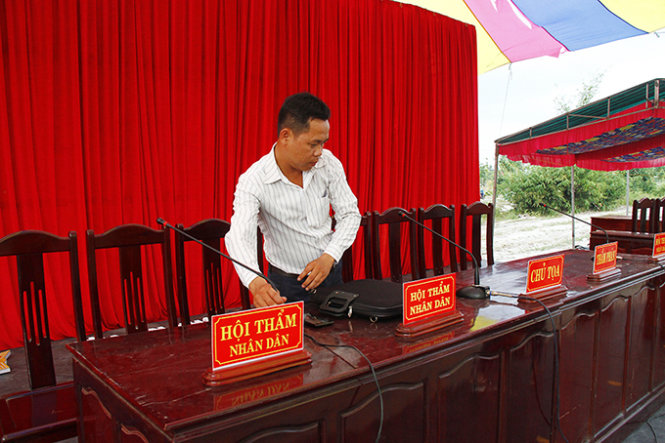 Chuẩn bị bàn xử án - Ảnh: Xuân An