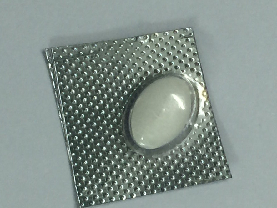 Viên thuốc còn cả vỉ bọc được các bác sĩ Bệnh viện An Bình nội soi gắp ra khỏi thực quản bệnh nhân N.T.H sáng 16-12 - Ảnh: BV cung cấp