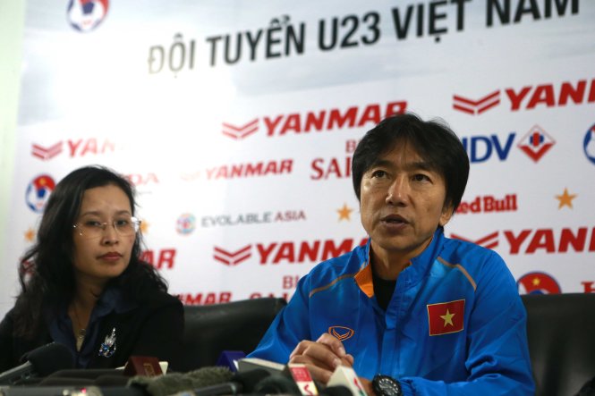 HLV Miura (phải) trong buổi họp báo sau trận đấu. Ảnh: Nam Khánh