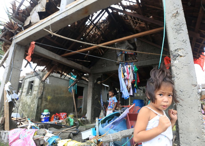 Một ngôi nhà ở thi trấn Barcelona, tỉnh Sorsogon, bị bão Melor tàn phá - Ảnh: Reuters