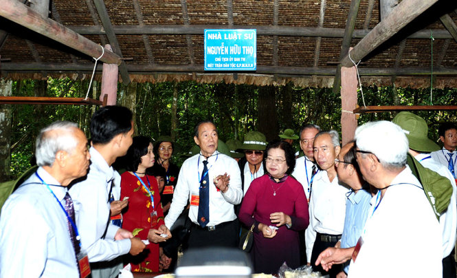 Các lãnh đạo, cán bộ thành viên Mặt trận dân tộc giải phóng miền Nam thăm nhà lưu niệm cố luật sư Nguyễn Hữu Thọ, chủ tịch Ủy ban trung ương Mặt trận dân tộc giải phóng miền Nam Việt Nam, tại khu lưu niệm Trung ương cục miền Nam tỉnh Tây Ninh - Ảnh: Tự Trung