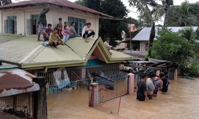 Nước ngập nghiêm trọng ở tỉnh Nueva Ecija - Ảnh: AFP