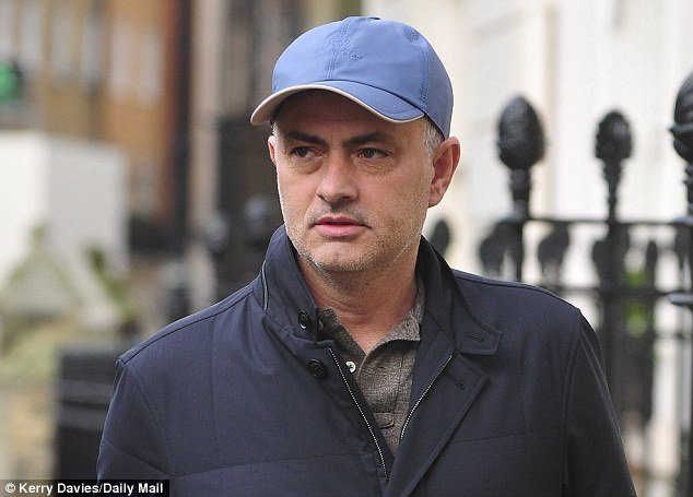 HLV Jose Mourinho mặc đơn giản đến dự đám cưới của học trò cũ Lampard. Ảnh: Reuters