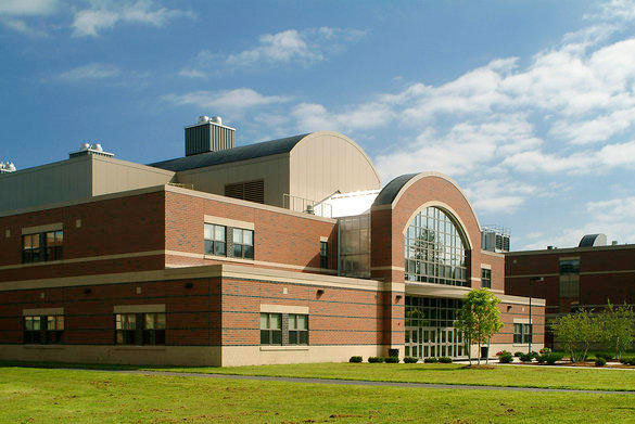 Một trường trung học tại Nashua, bang New Hampshire bị đóng cửa ngày 21-12 - Ảnh: Chính quyền New Hampshire