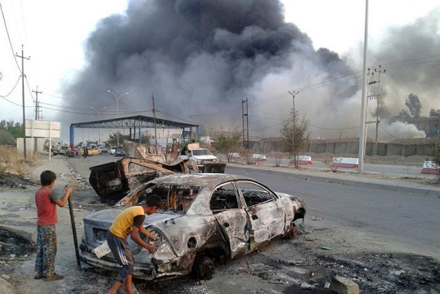 Trẻ em Mosul đứng gần nơi giao tranh giữa lực lượng quân đội Iraq và các tay súng IS - Ảnh: Reuters