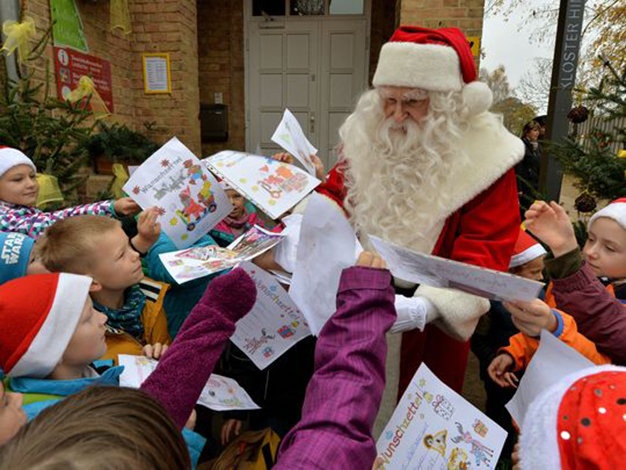 Một ông già Noel khai trương mùa giáng sinh 2014 tại làng Himmelpfort - Ảnh: AFP