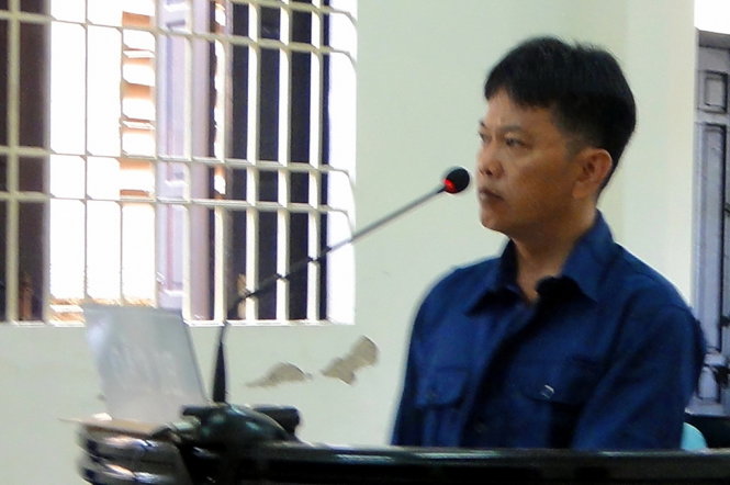 Vụ nổ sung tại trạm CSGT Suối Tre:
Người đập ly bia vào mặt đại uý Vinh lãnh án 3 năm tù
Ngày 22-12, tòa án nhân dân thị xã Long Khánh (Đồng Nai) đã mở phiên toà sơ thẩm, tuyên phạt bị cáo Trương Thành Chí (41 tuổi, còn gọi là Trúc) 3 năm tù về tội “Cố ý gây thương tích”. Chí là người đã đập ly bia vào mặt nguyên đại uý Ngô Văn Vinh, sau đó dẫn đến mâu thuẫn, xảy ra vụ nổ súng làm chết thiếu tá Trần Ngọc Sơn-trạm phó Trạm CSGT Suối Tre.
Theo cáo trạng, khoảng 13g ngày 22-9-2013, thiếu tá Trần Ngọc Sơn (39 tuổi) đã rủ các bạn gồm Nguyễn Thái Phong, Nguyễn Ngọc Hạnh và Trương Thành Chí (cùng ngụ TP.Biên Hòa) đi nhậu ở thị xã Long Khánh. Đến 15 g cùng ngày nhóm của Sơn đến quan karaoke Hân Linh ở phường Xuân An, thị xã Long Khánh để hát. Lúc này, đại uý Ngô Văn Vinh cùng các cán bộ của trạm là Lê Nguyên Cường, Lê Ngọc Long cũng đang hát karaoke trong quán, ở phòng đối diện. Biết đại uý Vinh ở đây, thiếu tá Sơn mời Vinh qua phòng cùng uống chung với bạn. Tại đây, Vinh ngồi cạnh Chí hỏi: “Lúc này nghe nói mày làm ăn được lắm còn thằng anh mày thì sao?”. Chí nghe vậy, phản ứng: “Mày học chung với tao một lớp, có khi nào tao nói ê thằng Vinh không mà mày kêu anh tao bằng thằng. Mày biết anh tao bao nhiêu tuổi chưa”. Lúc này mọi người đứng dậy cùng mời bia với nhau nên Vinh cũng mời Chí nhưng Chí nói “tao không uống với mày” rồi dùng ly bia táng ngang vào mặt, trúng sống mũi Vinh gây rách da, chảy máu và mẻ răng. Kết quả giám định thương tật khẳng định Trương Thành Chí đã dùng ly thuỷ tinh gây thương tật cho bị hại Ngô Văn Vinh với tỷ lệ là 11%.
Cũng theo cáo trạng, đại uý Vinh cho rằng thiếu tá Sơn là đồng đội với nhau nhưng không bênh vực mà đi bênh người ngoài. Vinh đấm vào cổ Sơn một cái thì anh Lê Ngọc Long can ngăn. Sau đó nhóm của Vinh ra về, còn nhóm của thiếu tá Sơn tiếp tục đi nhậu. Vinh về trạm lấy khẩu sung K54 cất giấu dưới đầu giường. Khoảng 17g cùng ngày, Sơn về trạm tìm gặp Vinh thì hai bên xảy ra cự cãi. Thiếu tá Sơn đấm vào mặt Vinh ba cái, vào đầu của Vinh làm Vinh chảy máu. Lúc này Vinh thò tay lấy khẩu sung dưới gối ra. Sơn xông vào vật đánh và đè Vinh nên Vinh bóp cò làm nổ tổng cộng 8 phát súng, trong đó có 2 phát súng trúng vào người thiếu tá Sơn khiến Sơn tử vong và một phát trúng người anh Đoàn Thanh Phú. Trong vụ án này, tháng 6-2015 toà án nhân dân tỉnh Đồng Nai đã xử đại uý Ngô Văn Vinh 9 năm tù về tội giết người. Riêng Trương Thành Chí, do hành vi gây thương tích cho đại uý Ngô Văn Vinh nên được tách ra riêng ra xét xử về hành vi cố ý gây thương tích.
