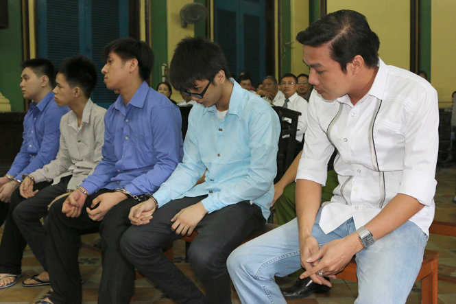 Bị Cáo Như cùng các bị cáo khác tại toà - Ảnh: G.Minh