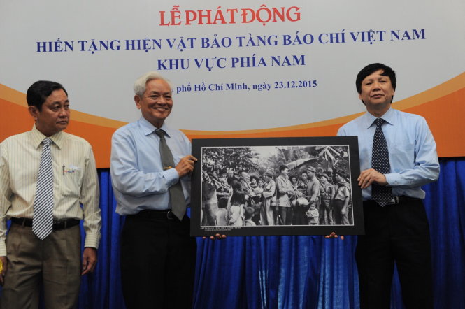 Nhà báo Hồng Phương trao tặng những tấm ảnh ông chụp thời còn là phóng viên chiến trường - Ảnh: Tự Trung