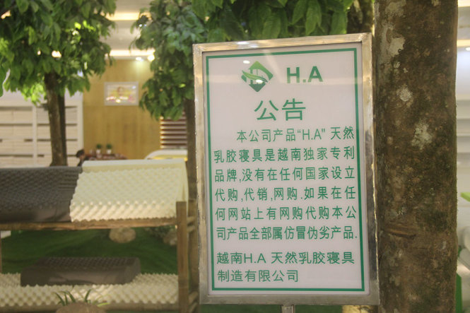 Bên trong, nhiều bảng hiệu ghi bằng tiếng Trung - Ảnh: Đoàn Cường