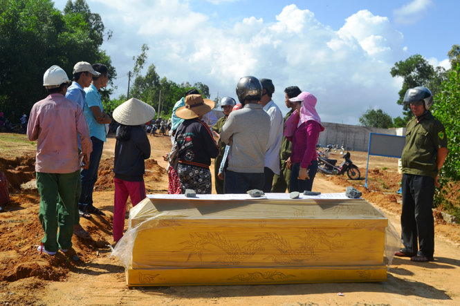 Dân đặt quan tài giữa đường cao tốc phản đối đền bù không thỏa đáng chiều 10-11 - Ảnh: Lê Trung