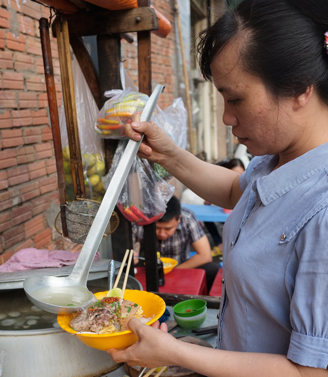 Vì giá rẻ, ngon miệng, nhiều người thích ăn nên nhiều tiệm hủ tiếu ở TP.HCM bán thêm mì ăn liền. Trong ảnh: một tiệm hủ tiếu bán mì ăn liền trên đường Hoa Sứ, Q.Phú Nhuận, TP.HCM - Ảnh: Châu Anh
