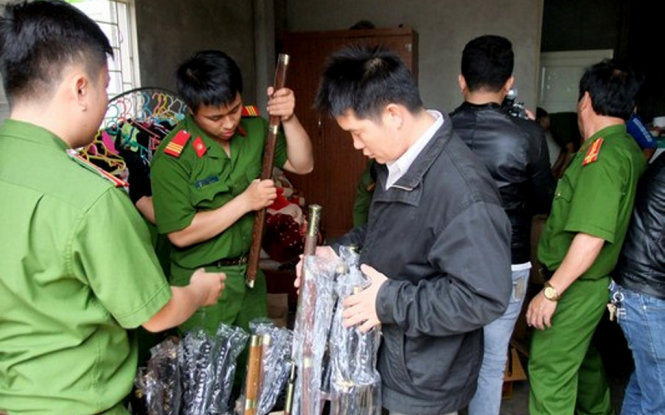 Một số lượng lớn dao kiếm các loại được công an thu giữ trong cửa hàng tạp hóa sáng 26-12 - Ảnh: A.T