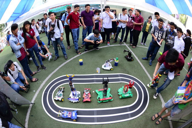 Mô hình xe cánh tay robot lắp ráp linh kiện vào động cơ, vận chuyển hàng hóa của Trường ĐH Nguyễn Tất Thành thu hút các bạn trẻ tại Liên hoan “Tuổi trẻ sáng tạo TP.HCM” lần 6 sáng 26-12 - Ảnh: Quang Định