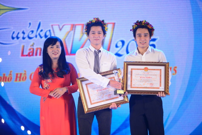 Hai thí sinh Võ Lâm Khánh Duy và Nguyễn Xuân Giềng đoạt giải đặc biệt với đề tài Môi trường thực tại ảo với tương tác tự nhiên giải thưởng sinh viên nghiên cứu khoa học - EURÉKA trong lễ trao giải tối 27-12 - Ảnh: Quang Định