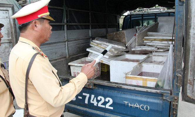 Lực lượng chức năng phát hiện xe tải chở nội tạng hôi thối sáng 28-12 - Ảnh: Đ.C