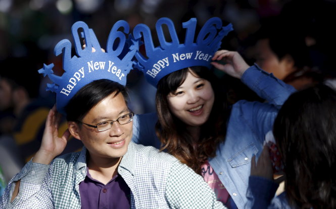 Người dân ở Sydney (Úc) đón chào năm mới 2016 - Ảnh: Reuters