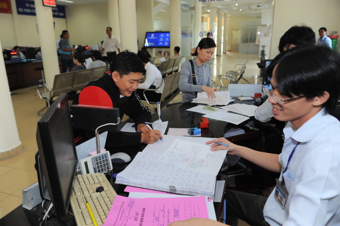 Người dân làm thủ tục hồ sơ nhà đất tại UBND Q.8 (TP.HCM) - Ảnh: Tự Trung