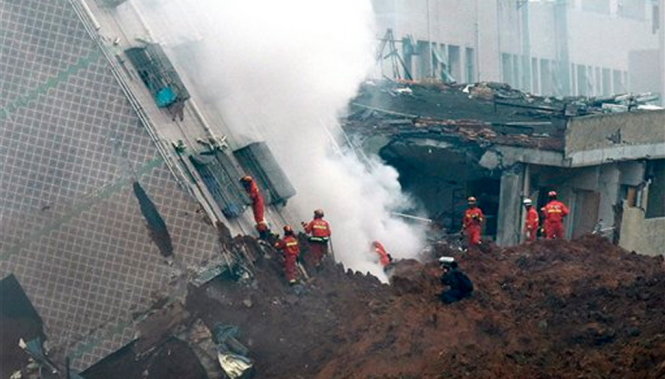 Lực lượng cứu hộ tại hiện trường vụ lở đất kinh hoàng - Ảnh: AFP