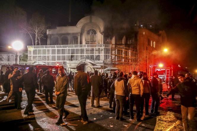 Khói bốc lên từ Đại sứ quán Saudi Arabia ở Iran, nơi bị người dân đốt phá - Ảnh: Reuters