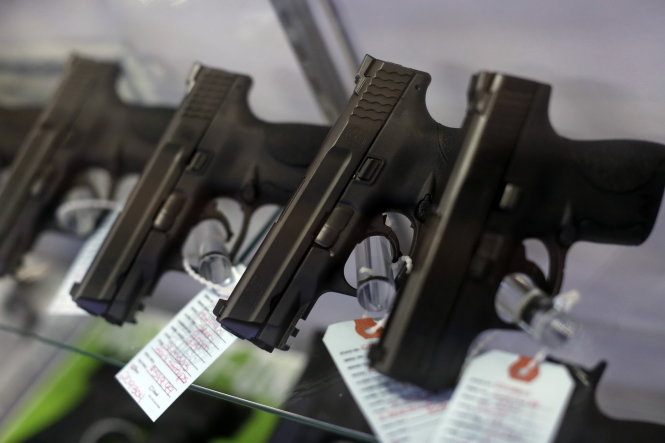 Súng ngắn được bày bán trong cửa hàng Metro Shooting Supplies ở Bridgeton, Missouri - Ảnh: Reuters