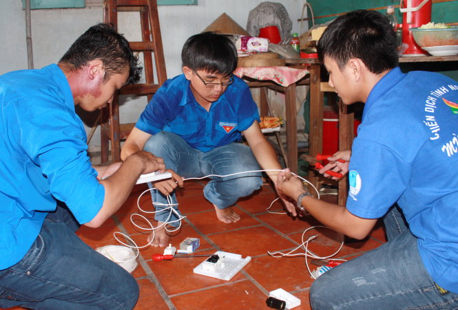 Lắp đặt đường điện cho hàng ngàn hộ có hoàn cảnh khó khăn tại TP.HCM là một trong các công trình để lại nhiều dấu ấn xã hội trong hoạt động năm 2015 của các cơ sở Đoàn TP - Ảnh: Q.L.