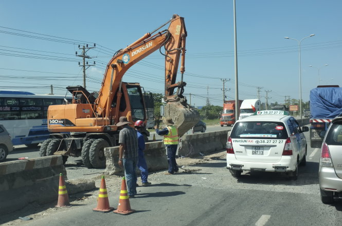 Sửa chữa một đoạn của quốc lộ 51 (TP.HCM - Vũng Tàu) thuộc một dự án BOT - Ảnh: Hoài Linh
