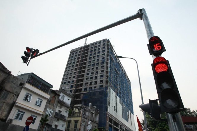Dự án công trình số 8B Lê Trực (Hà Nội) với chiều cao xây vượt mức cho phép là 16m đã phải cắt bỏ chiều cao vi phạm. Đây là dự án nằm gần khu vực Ba Đình - trung tâm Hà Nội.