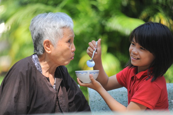 Bà Trần Thanh Huệ (Đồng Nai) đang được cháu ngoại Lê Thị Vy chăm sóc trong lúc chữa bệnh tại Bệnh viện Ung bướu TP.HCM - Ảnh: Tự Trung
