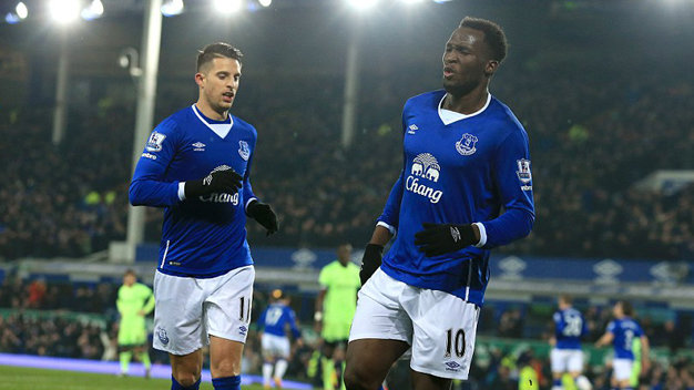 Lukaku (phải) bị đau ngay sau khi ghi bàn - Ảnh: Reuters