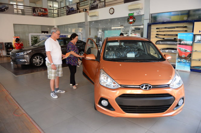 Khách hàng xem xe Hyundai i10 nhập khẩu nguyên chiếc từ Ấn Độ - Ảnh: Hưu Khoa