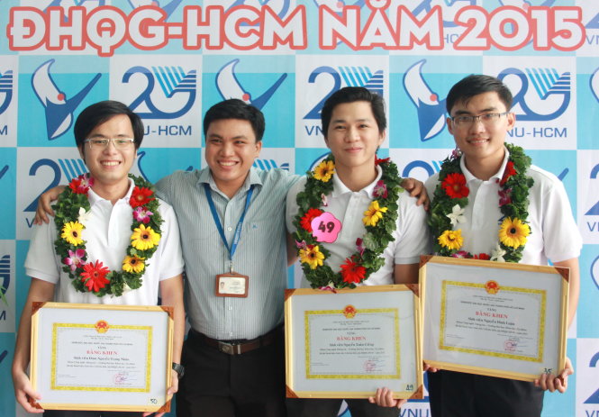 “Hạt mầm” công nghệ thông tin ĐH Khoa học tự nhiên (thứ nhất, ba và tư, từ trái): Đàm Nguyễn Trọng Nhân, Nguyễn Xuân Giềng và Nguyễn Đình Luận - Ảnh: Q.NG.