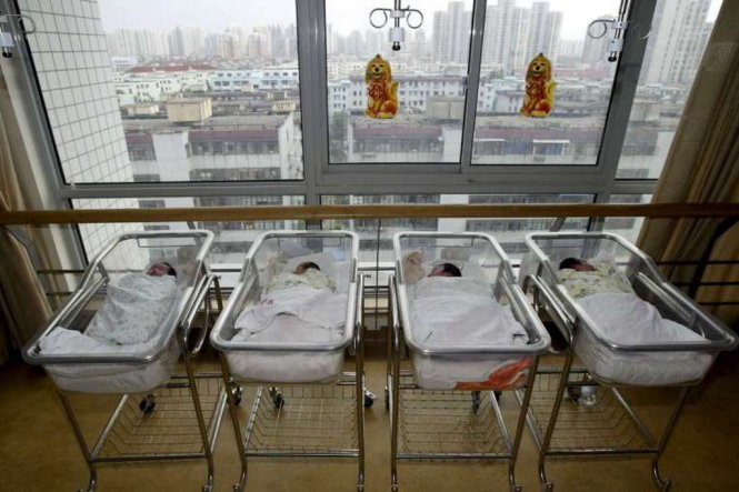 Trẻ mới sinh tại một bệnh viện Trung Quốc - Ảnh: Reuters