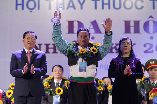 Bộ trưởng Nguyễn Thị Kim Tiến chụp ảnh lưu niệm cùng 30 thầy thuốc trẻ bám bản tiêu biểu - Ảnh: Nam Trần
