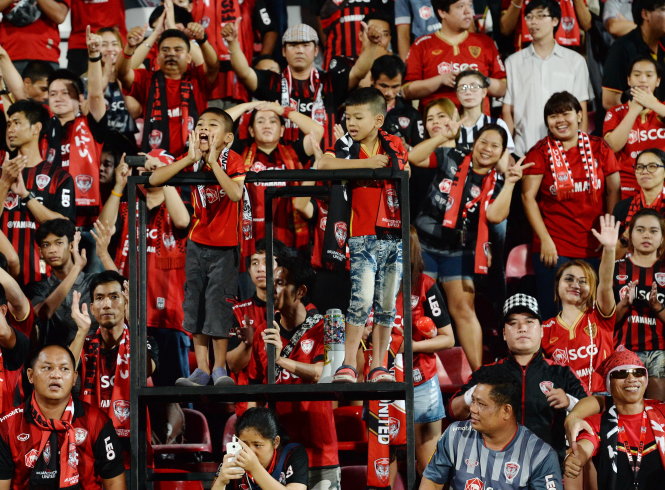 Cổ động viên của MuangThong United - Ảnh: MT Utd