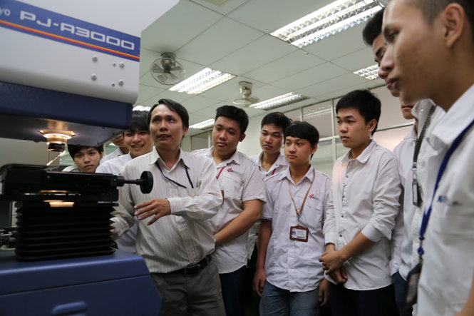 Giảng viên hướng dẫn sinh viên khoa cơ khí Trường ĐH Công nghiệp TP.HCM thực hành trên máy đo lường cơ khí - Ảnh: Như Hùng