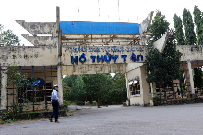 Muốn vào khu du lịch Hồ Thủy Tiên thì đưa tiền cho người bảo vệ, 10.000 đồng/người - Ảnh: Thái Lộc